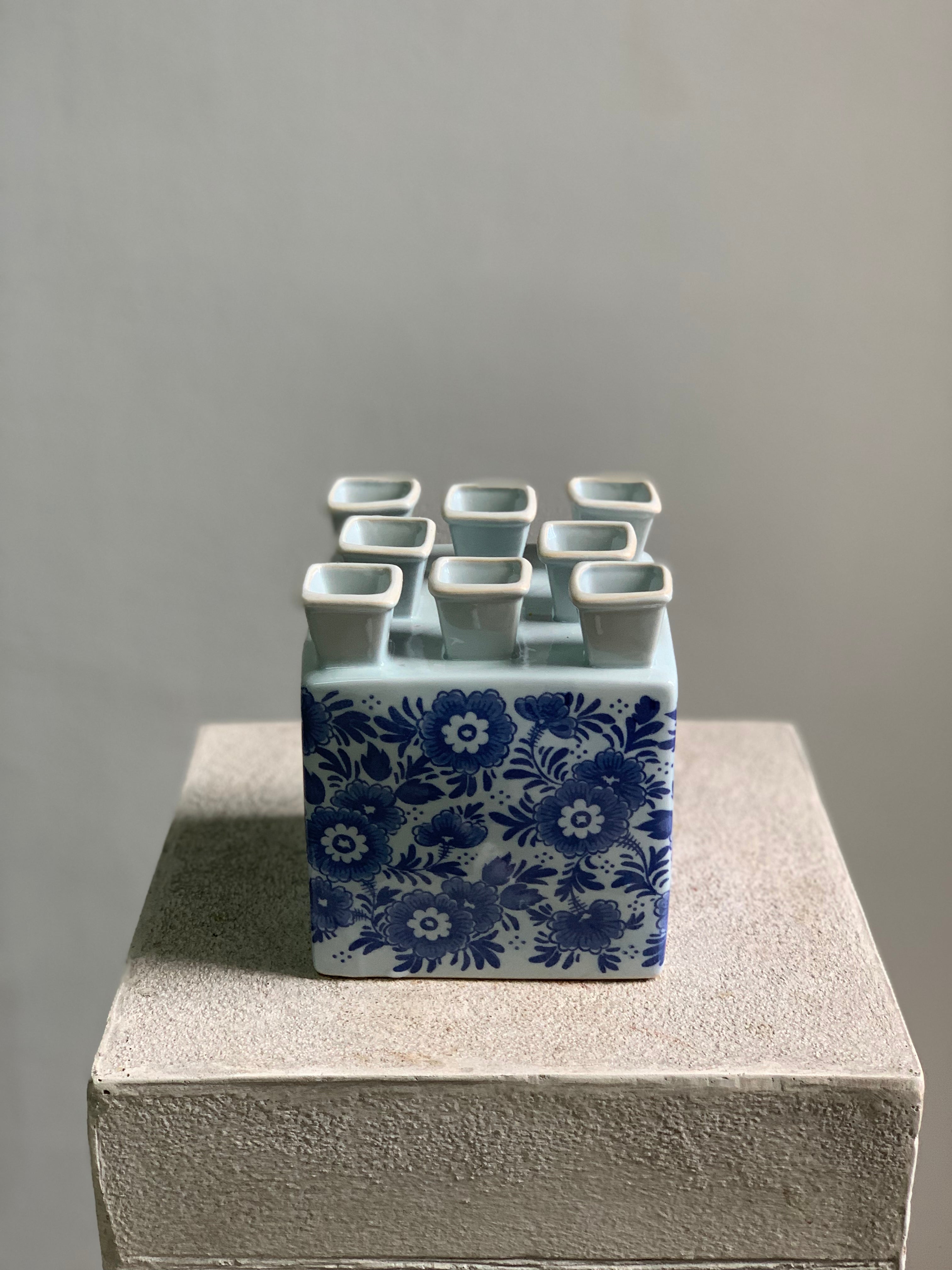 Square 8-tulip vase